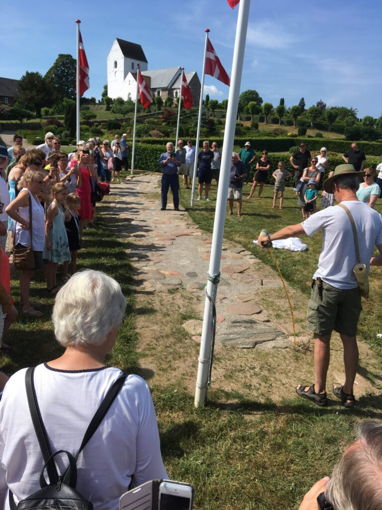 Jernaldervejen blev indviet i 2018 ved Skødstrup Kirke. Den havde før ligget, hvor Lauritshøj er nu.