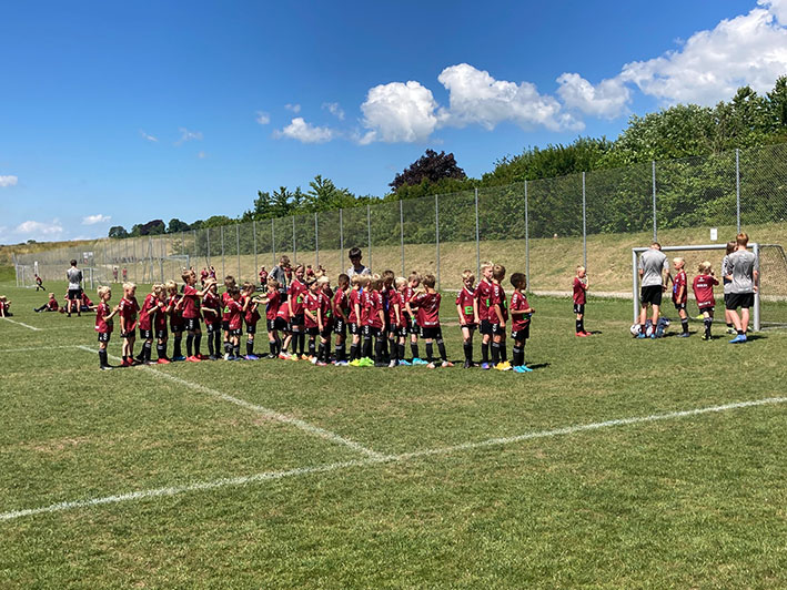 222 børn deltog på årets fodboldskole – tallet er steget støt de senere år. (foto: Jan Søgaard)