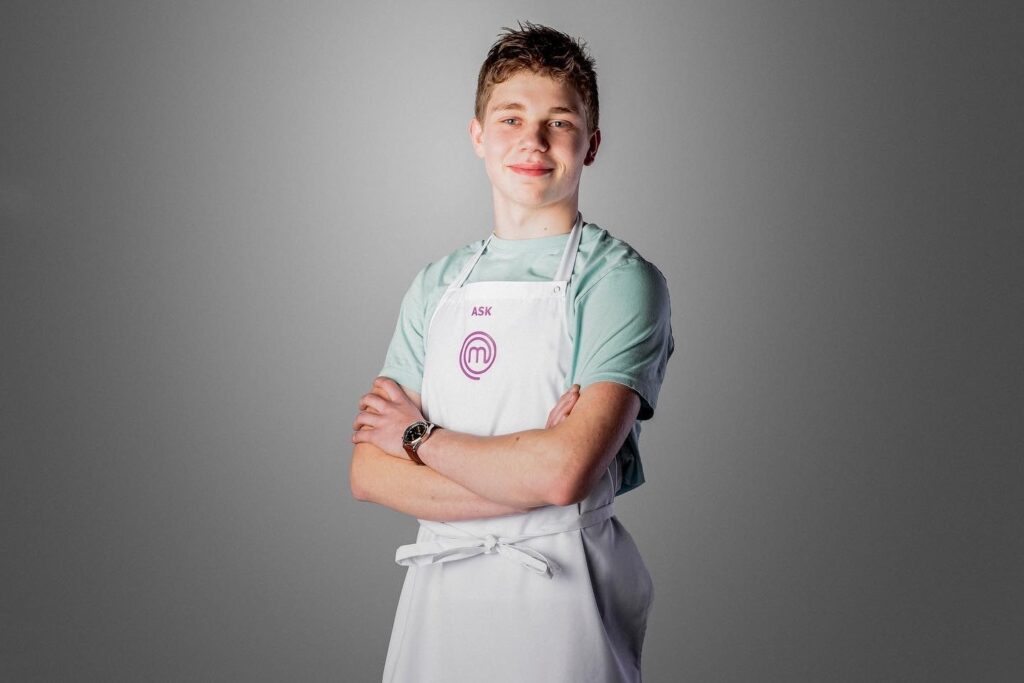 Ask Emil Aagaard er en fokuseret ung mand med både skolegang og fritidsjob i kokkefaget.