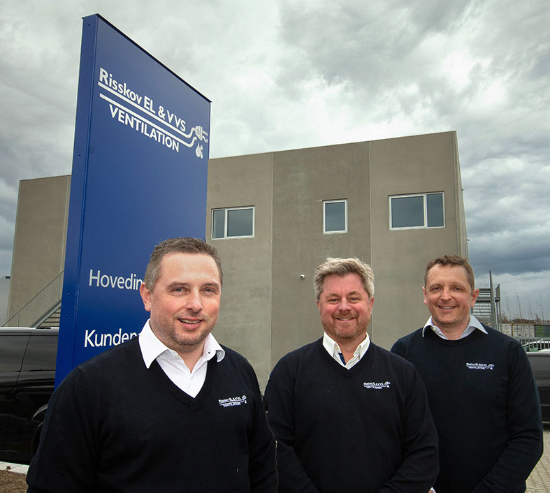 Fra venstre ejerne Jonas Kjær, Torben Kjelsmark og Morten Kjær foran den nye bygning i industrikvarteret ved motorvejen.