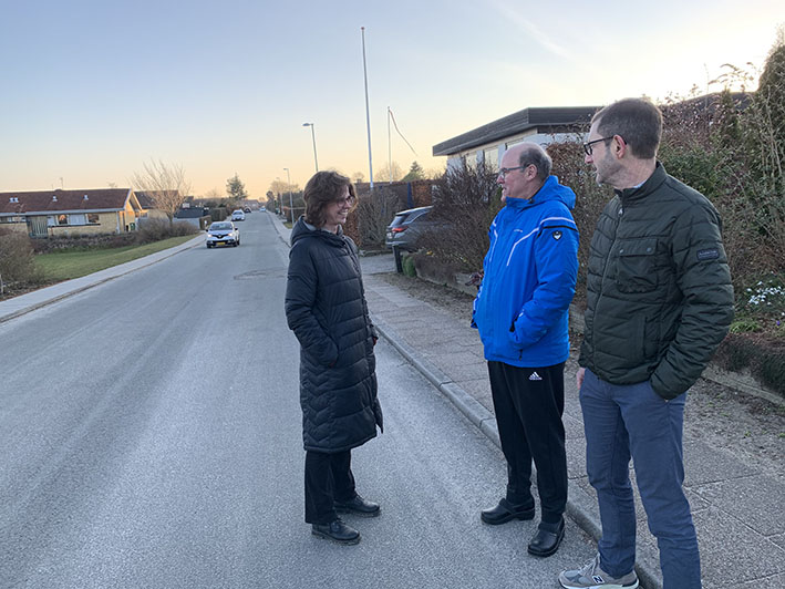 Bestyrelsen for Grundejerforeningen Løgten Vest har talt biler. Fra venstre Louise Kold-Petersen, Ove Rasmussen og Mikael Pedersen.