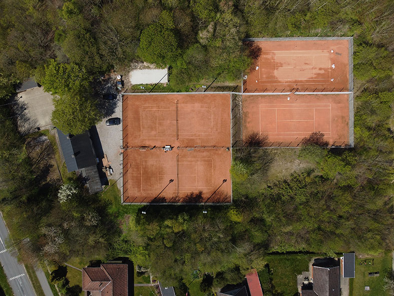 De fire tennisbaner er omkranset af et skovlignende areal, der vil kunne udnyttes bedre. (foto Hans-Jørgen Krickhahn)