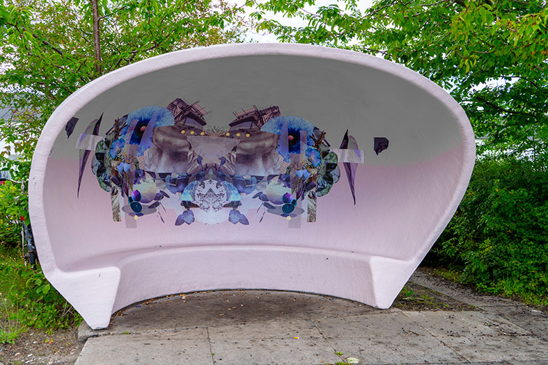 Seks busbobler – heraf to i Lystrup – er blevet udsmykket med Skødstrup-kunstneren Ruth Crone Fosters collager. Her ved Kollegiet Mejeriet.