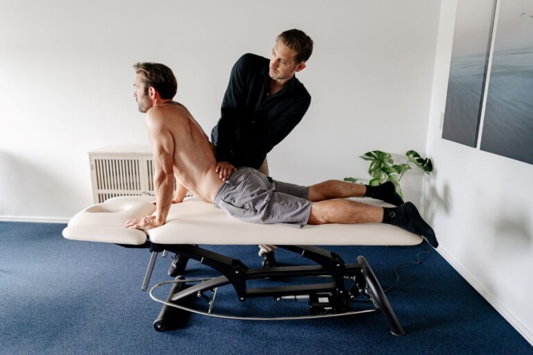 Fysioterapeut Mathias Holmquist behandler en klient på briksen