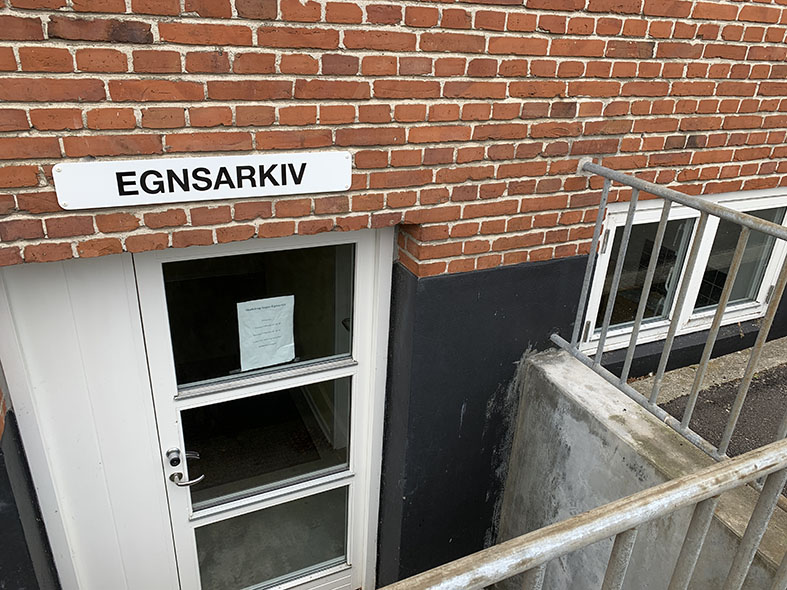 Indgangen til Skødstrup Egnsarkiv