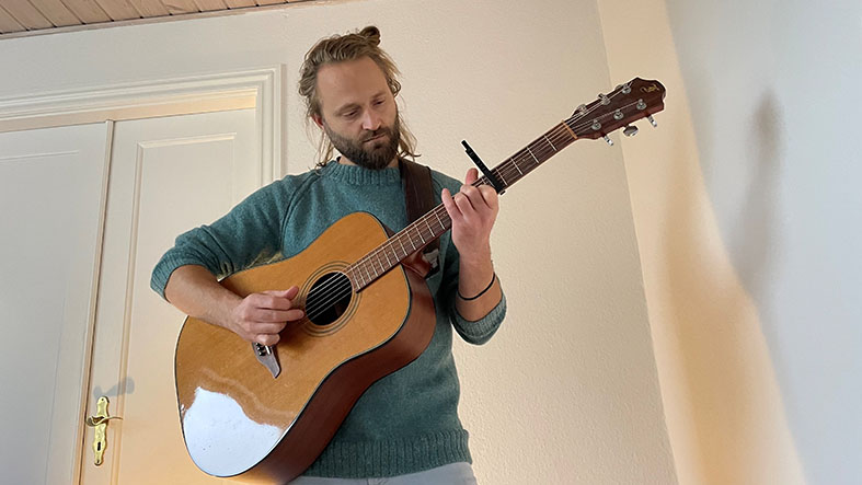 Den nye Furch-guitar gav Mathias Kloster ny inspiration. (privatfoto) 