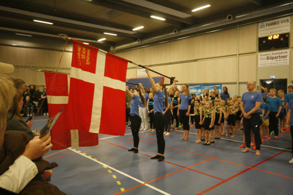 Gymnastikopvisning i Skødstrup-faner