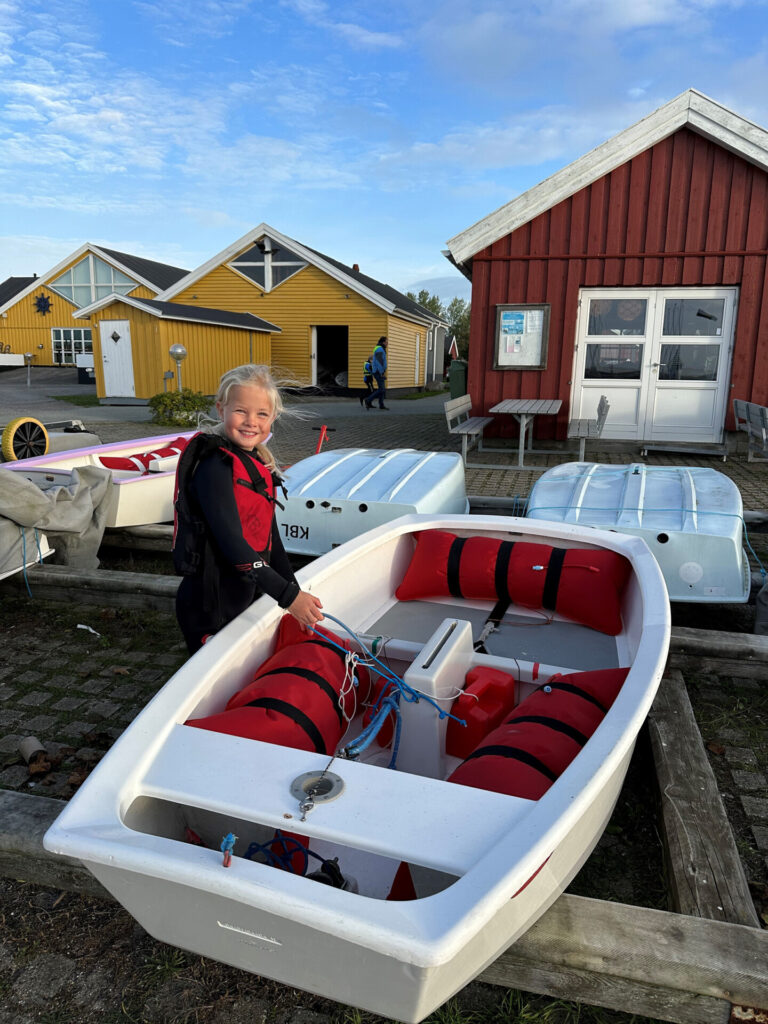 Rosa på otte år ved optimistjolle