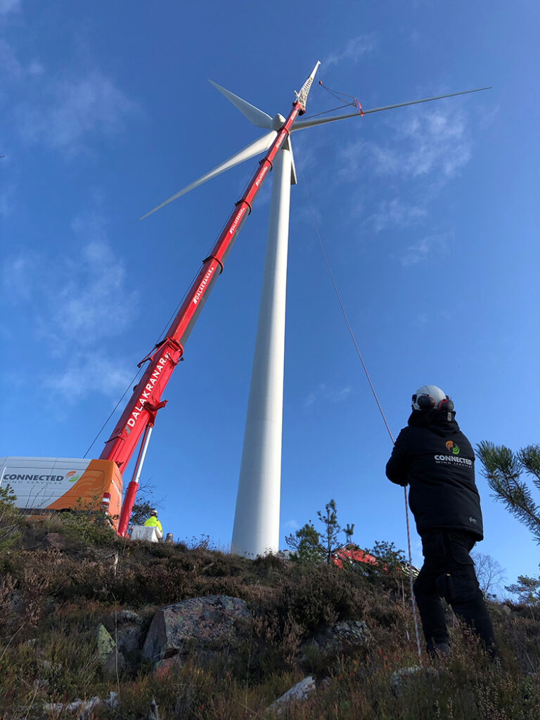 Connected Wind Services vedligeholder mange ældre vindmøller på land (billedet), men fremtiden ligger også på havet. (foto Connected Wind Services)