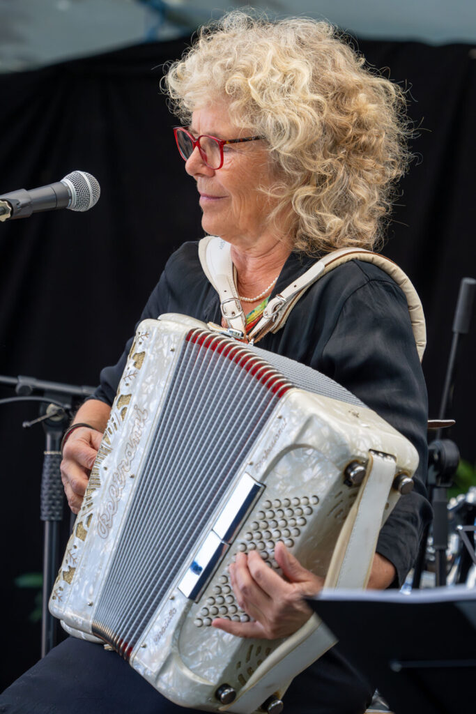 Mange husker nok Anne Littauer fra Skødstrup Skole. Hun spiller nu harmonika og banjo i Sonjas Søstre