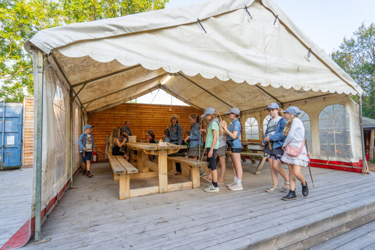 en stor platform med telt har givet spejderne ly og læ efter et par sæsoner under åben himmel