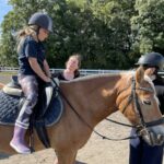 8-årige Vigdis får en tur på ponyen Bijas.