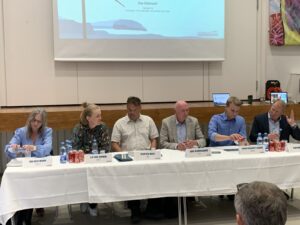 Foreningen mod vindmøller ved Vosnæs arrangerede i 2023 et debatmøde. Da debatterede størstedelen af teknisk udvalg med borgerne, men denne gang bliver der ikke nogen debat med teknisk udvalg (foto Birger Agergaard)
