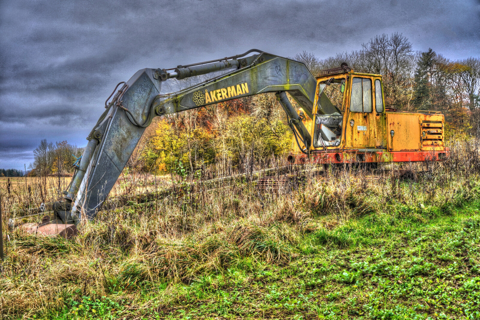 Det er mange år siden den gamle Åkerman gravko opgav ånden. Fotograferet med HDR-teknik.