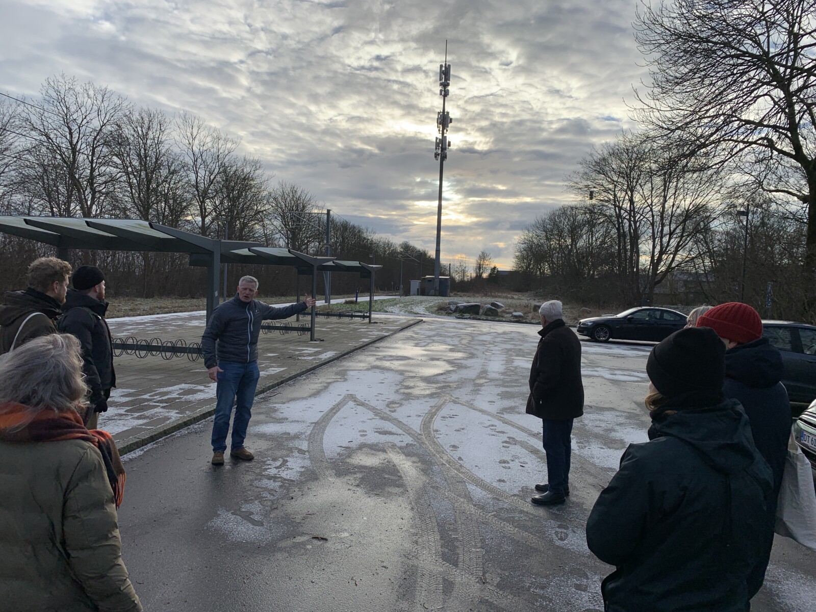 Peter Carlsen fra Skødstrup Fællesråd peger mod det sted tæt på Løgten Station, hvor der kunne etableres et sted for unge og for Natteravnene.