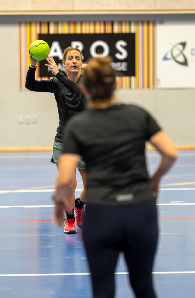 Til sidst trækkes nettet op, så banen kommer ned i størrelse, og så spilles der håndbold. Der spilles med en blød bold og uden harpiks. Og for at undgå skader, er det ikke tilladt at dække hårdt op.