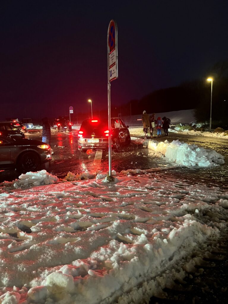 Midtpunktet betaler for, at stien her og kys-og-kør-zonen er ryddet for sne hver morgen. Men senest fik man et overraskende kommunalt svar på den udfordring. (foto: Iben Kierkegaard Sjørslev)