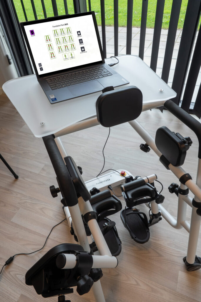 "Happy Rehab" er et specialudviklet stå-system, der giver mulighed for støtte, når man træner bevægelse og balance. Tilknyttede computerspil øger motivationen.