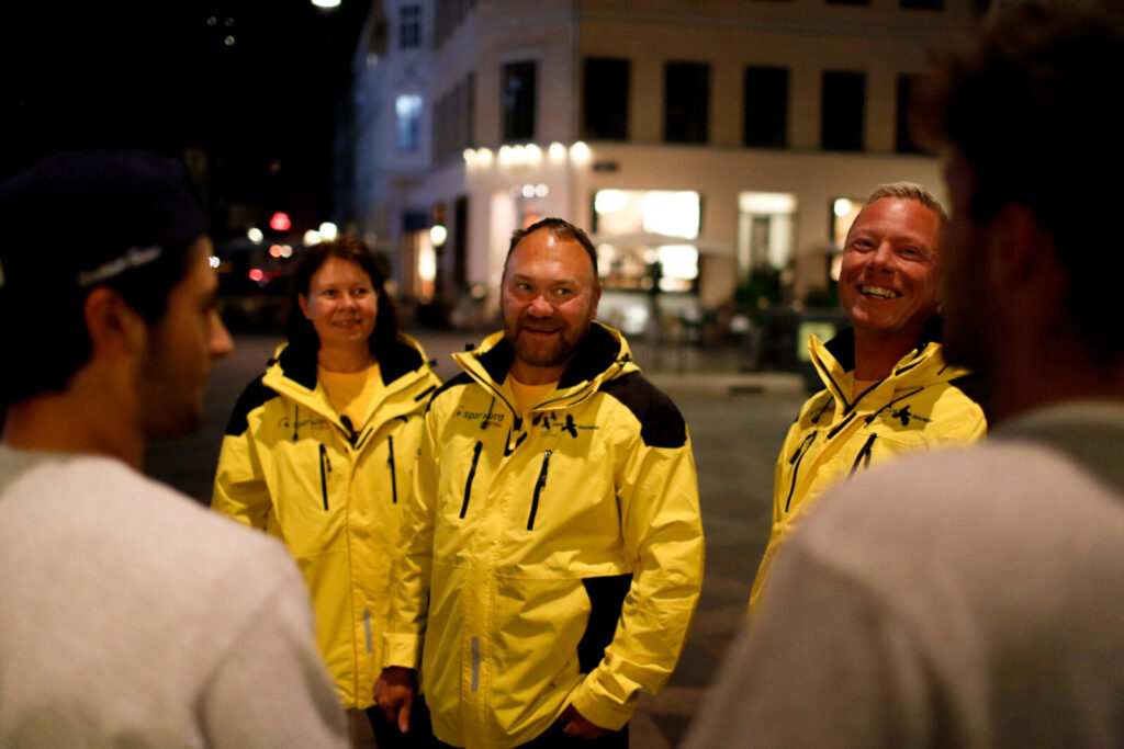 På gåturene møder Natteravnene mange unge, der gladelig krydser vejen for at sige hej til ”dem i de gule jakker med bolsjerne.” (Pressefoto) .