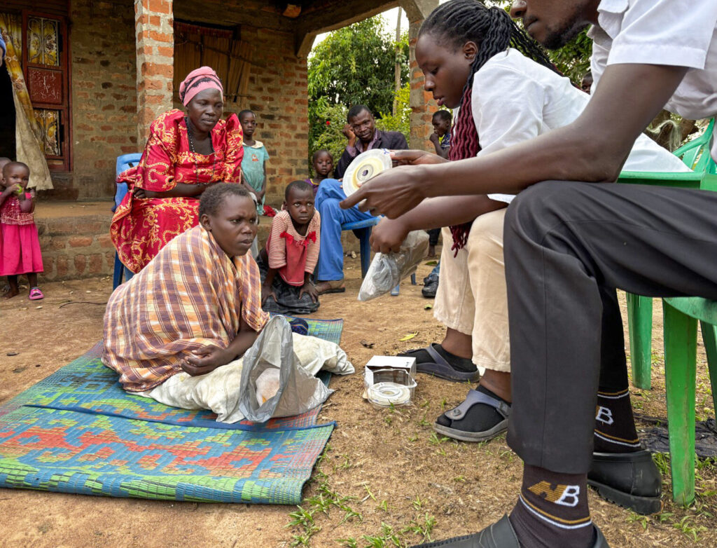 Ofte foregår konsultationen i det fri omgivet af familie og bekendte.
