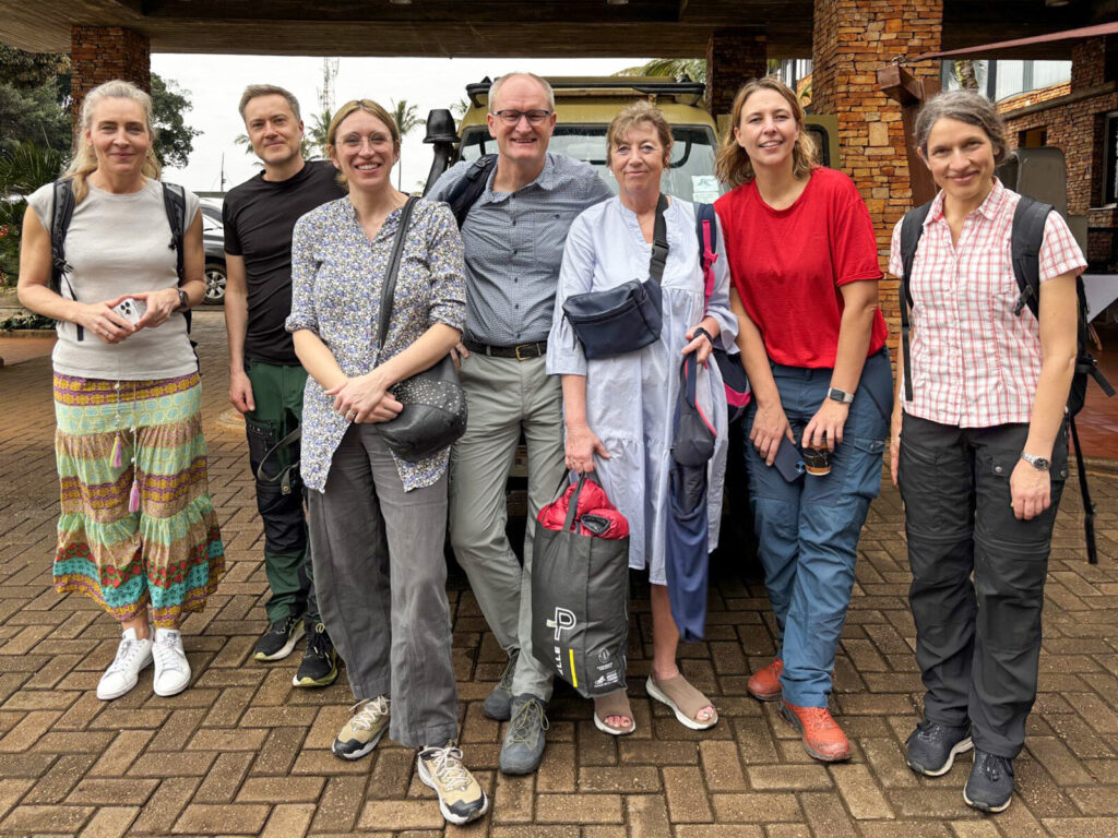De syv læger fra venstre er Luise Solgaard Andersen, Rasmus Nørøxe, Kathrine Thiemer, Per Kallestrup, Lone Kongstad, Sara Hasseriis og Eva Laier Cervin fra Skødstrup Lægepraksis. Den ottende klinikejer, Kurt Rasmussen, var ikke med. Han passede lægehuset derhjemme sammen med et team af andre læger.