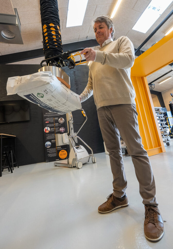 Tawi har specialiseret sig i såkaldte vakuumløftere, som er udstyret med sugekopper, der skaber et lufttæt greb på overfladen af det, som skal løftes.