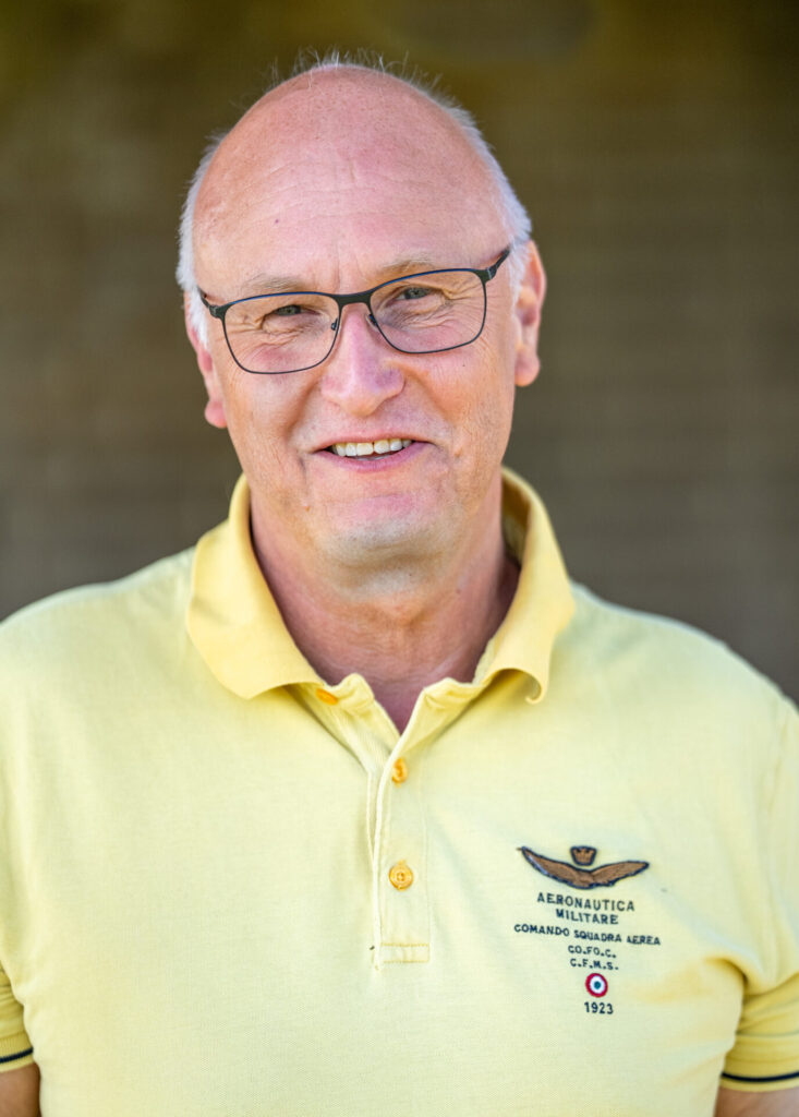 Anders Hallum fik en radio med en rækkevidde på 20 km af sin onkel, da han var ni år gammel. Det var gnisten, der tændte interessen. Det er nu 50 år siden, og ilden er kun blevet stærkere. Han har alle licenser i orden, udstyret på plads og modtager ofte besøg af radioentusiaster fra både ind- og udland.