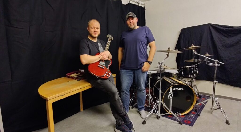 Theis Wejlemann og Jan Thastum (th) sætter strøm til Folkehuset. Bassist Preben Thaysen var på vej fra Sønderjylland og forsinket.