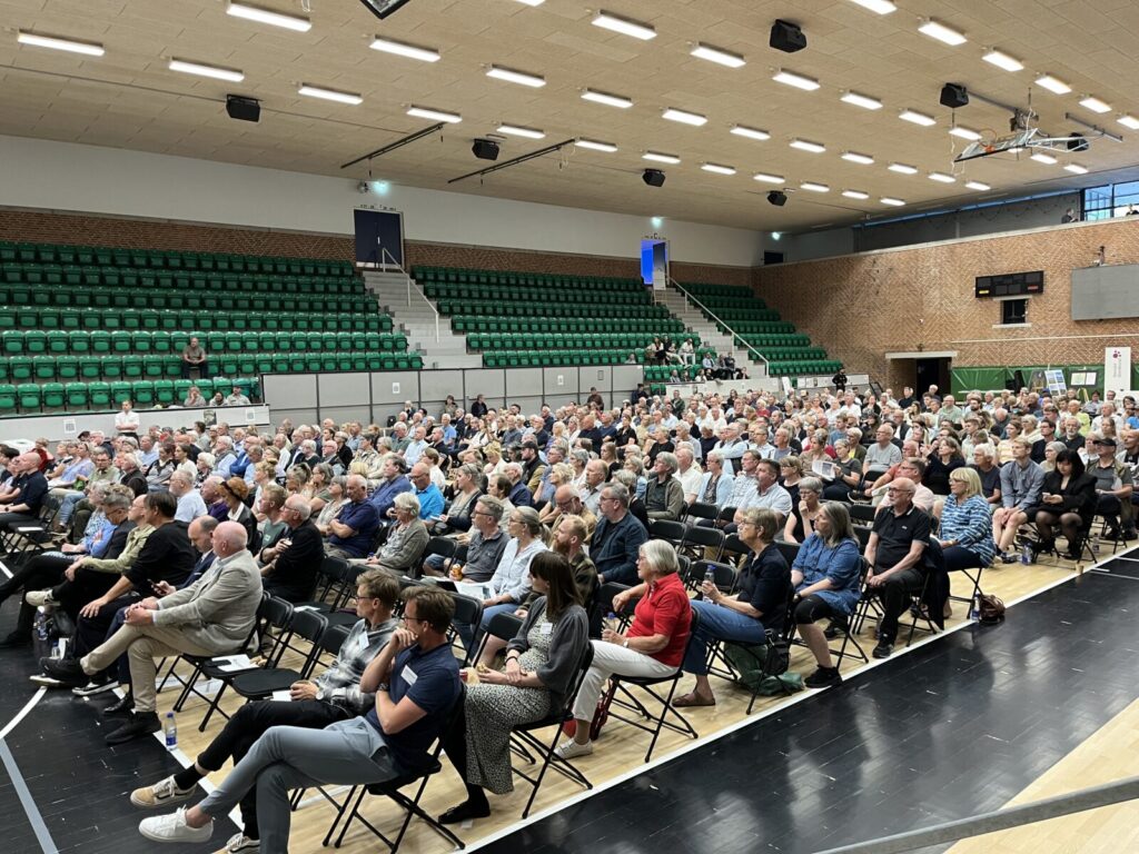 Mellem 400 og 500 deltog i borgermødet 19. juni om vindmøller ved Vosnæs.