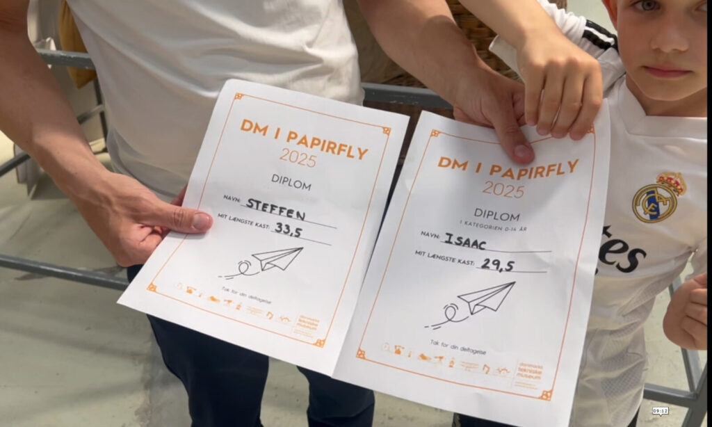 Diplomer for DM i papirfly 2025