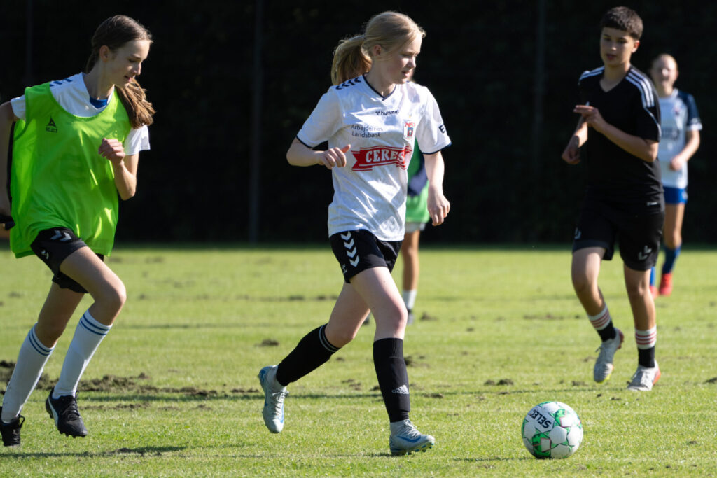 Billederne er taget på den sidste træning før sommerferien. Til slut spillede pigerne mod trænerne. Det var mere hygge end kamp.