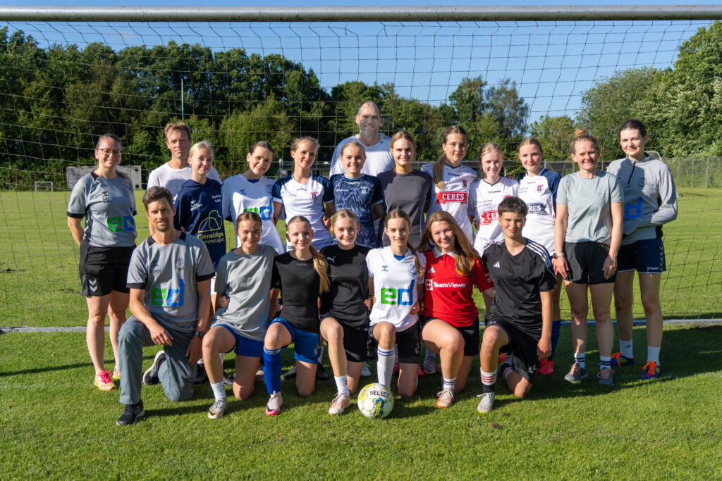 U15 pigerne sammen med trænerteamet. Initiativtagerne til holdet var Heidi Slyk (nummer to fra højre) og Per Overgaard (bagest).