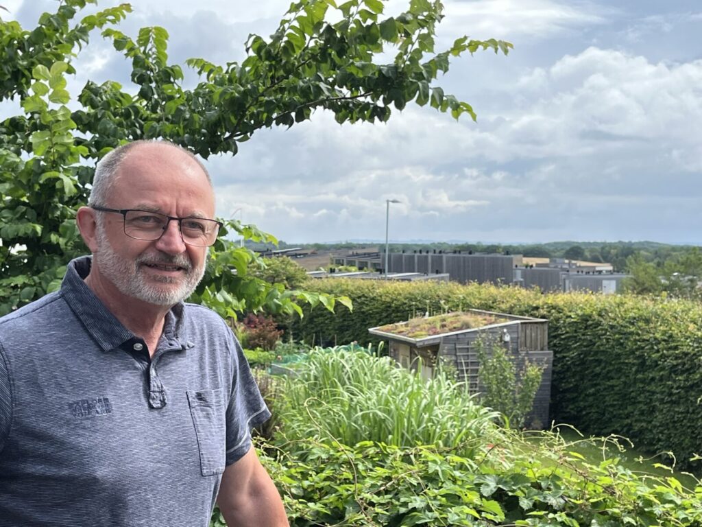 Jens Bødker vil fra sit og hustruens hus på Tagmosevej i Skødstrup komme til at se vindmøllerne på nogle kilometers afstand, hvis de rejses. Det vil ikke gøre ham noget