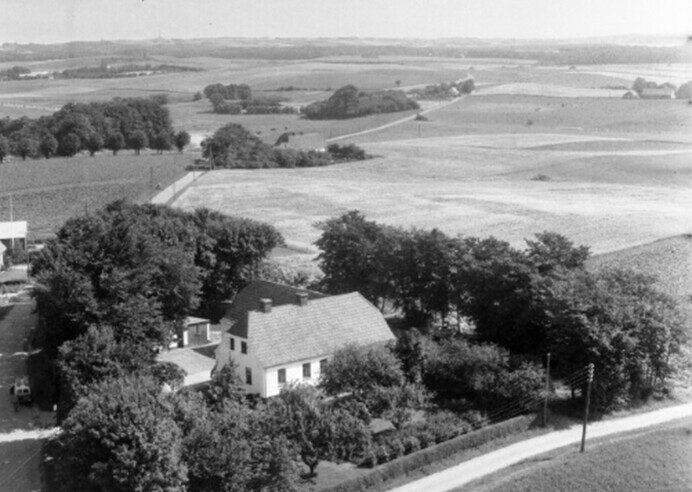 Hjørnet af den gamle Åstrupgårdvej (nederst) og Tagmosevej. Selve Tagmosen og de små husmandsbrug anes i midten af billedet. 