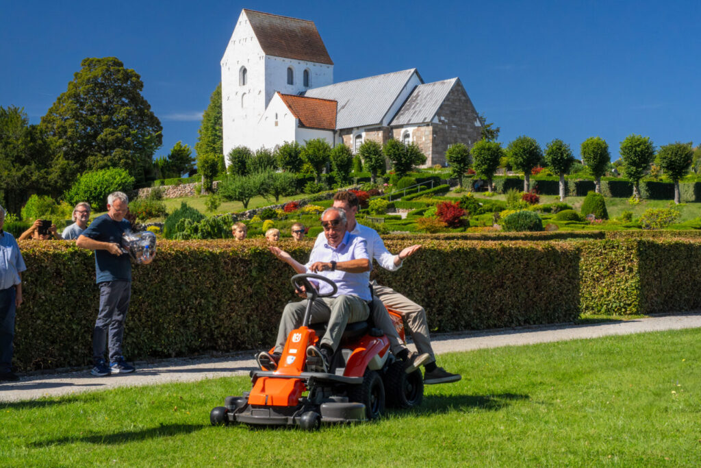 Sognepræst Erik Søndergaard sørgede for musik til den smukke sang ”I Danmark er jeg født”, og han fortalte efter fællessangen om planen for dagens videre forløb med vandring ned til stedet, hvor ”snoren” skulle klippes.