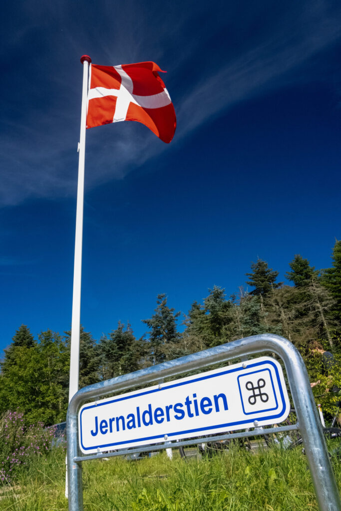 250817 Skoedstrup Kirke aabning af Jernalderstien nyt flag nyt skilt kopi 2