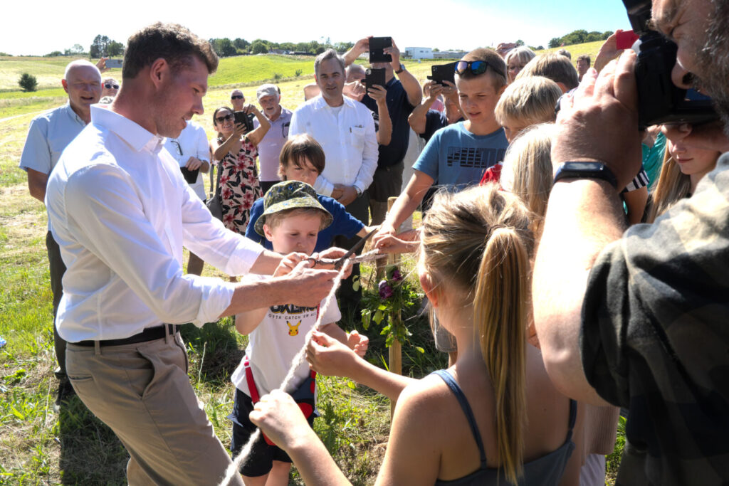 Borgmester Anders Winnerskjold åbnede officielt stien, da han klippede snoren med god hjælp fra de fremmødte børn.