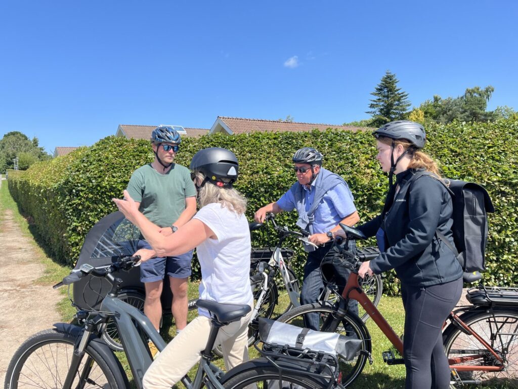 Krydset ved Stationsvangen og Bondehaven skal allerede i år gøres mere trygt for bløde trafikanter På billedet ses fra venstre projektleder Kim Andersen, Inger Tranholm og Ib Andersen, begge fra fællesrådet, samt mobilitetsplanlægger Hannah Winge.