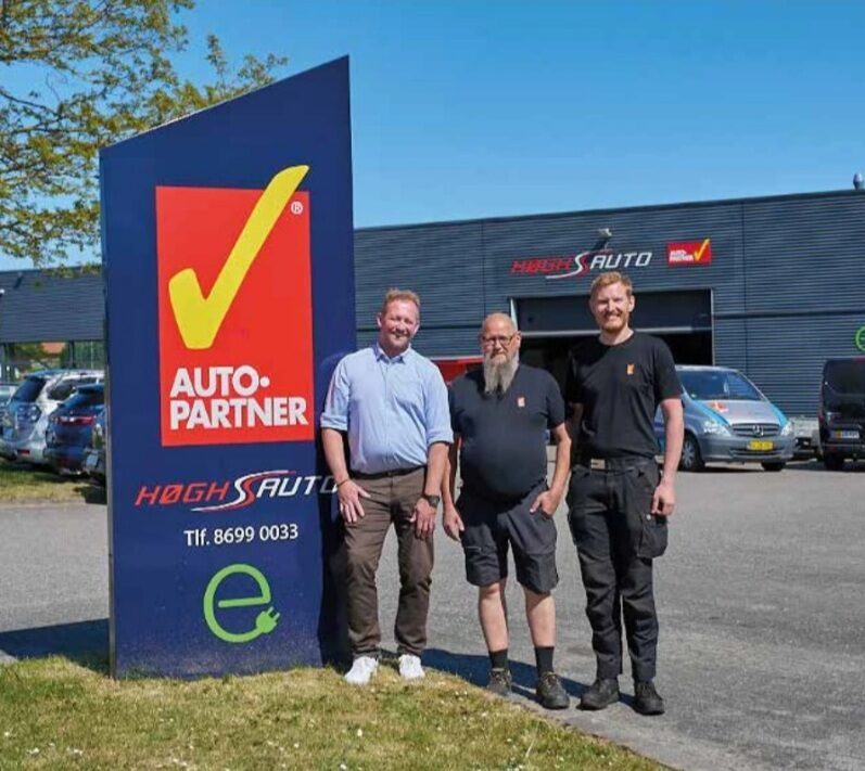 Tre partnere har overtaget Høghs Auto. Fra venstre er det Tomas Parsberg, Lars Christensen og Peter Lillienskov, der er daglig leder.