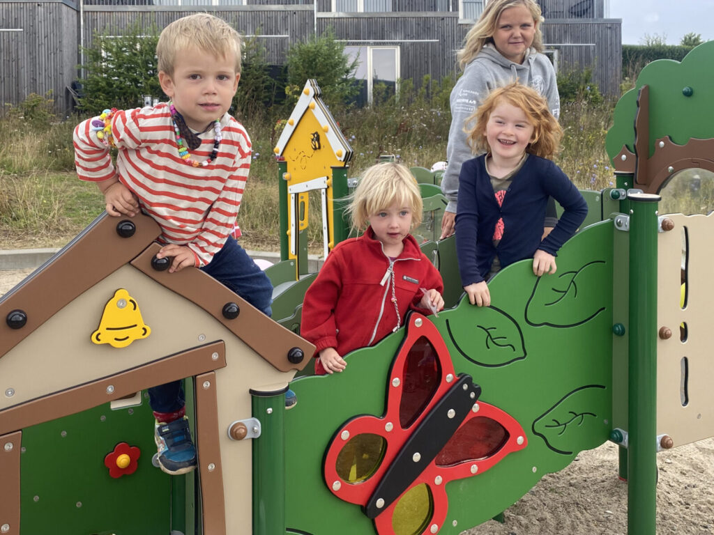 Børnene var glade, da de endelig fik en legeplads dér, hvor de bor