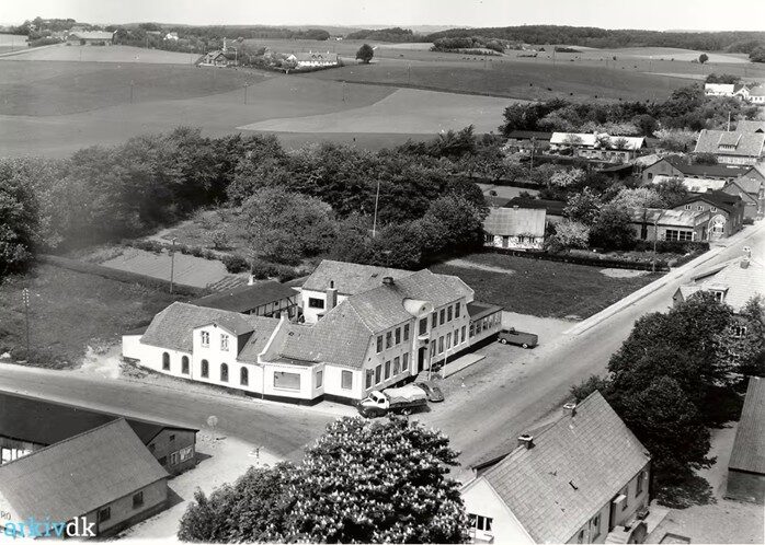 Løgtens centrum i 1956 - Luftfoto. Bemærk opstaldningsstedet (rejsestalden) til heste i nedre venstre hjørne og Løgtengaarden i nedre højre hjørne. Øverst ses Segalt Skole