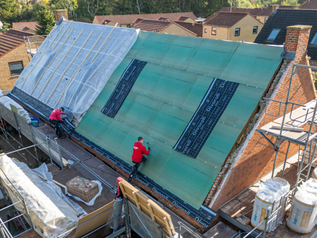 MC Tag kan nu klare 80 procent af sine opgaver inden for 10 kilometers radius. Her arbejder de på et tag ved Engskovgård.