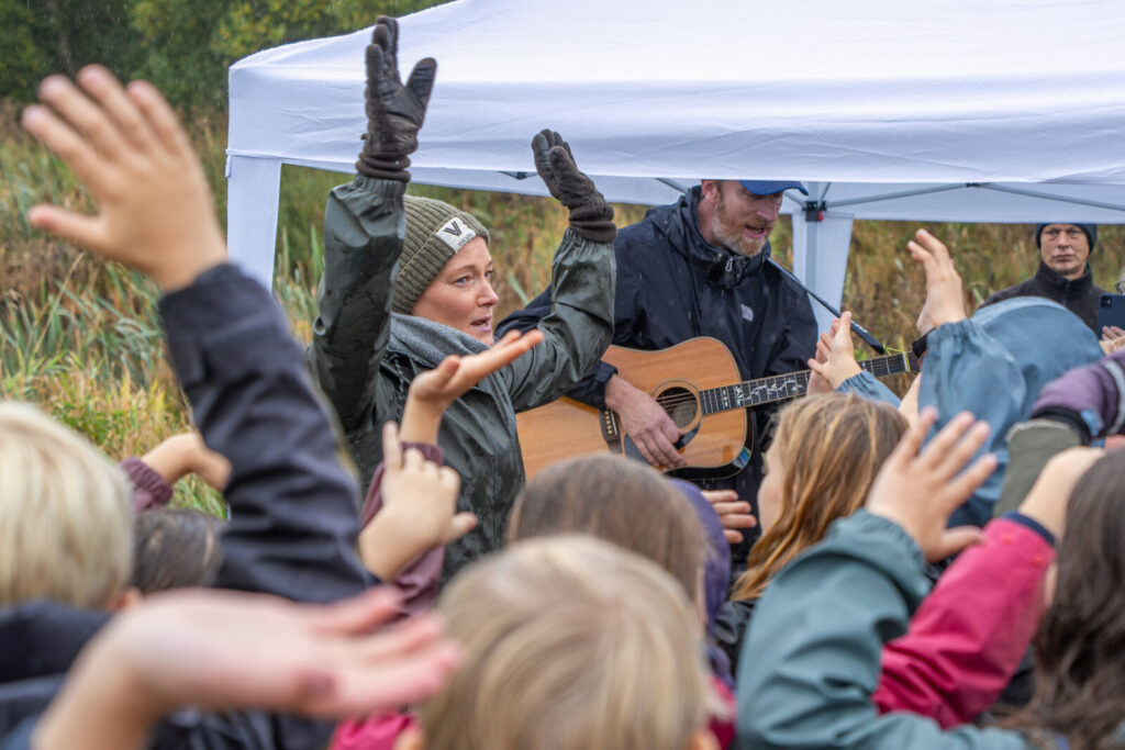 De to klasser kvitterede for talerne med en træplantesang, som de havde indøvet med deres lærere Alda Gudmundsdóttir og Mikkel Gaarde.med en træplantesang, som de havde indøvet med deres lærere Alda Gudmundsdóttir og Mikkel Gaarde.