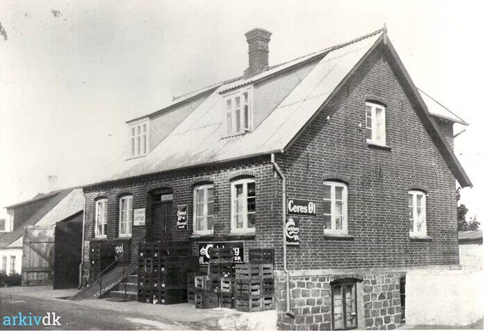 Ejnar Andersens far J. Andersen var også ølhandler på Grenåvej, men i et hus på den modsatte side af vejen og lidt mod nord. Det er Grenåvej 818. Billedet er fra ca. 1924.