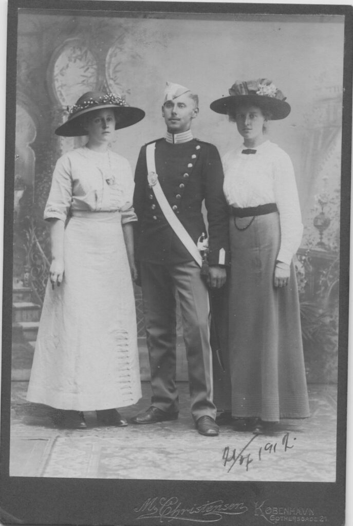 Billedet viser de tre yngste af Peter og Petrine Mikkelsens børn (fra venstre) Andrea Mikkelsen, 30 år ogadvokatsekretær, Axel Mikkelsen, 21 år og værnepligtig i Den Kongelige Livgarde, , og Nielsine Mikkelsen, 26 år og journalist på vej til ansættelse i Grønland.