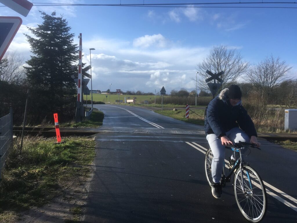 Her på Vosnæsvej skal cyklister og fodgængere ud på kørebanen. Fortovsprojektet er netop blevet udskudt – igen. Det samme med et fortovsprojekt på Hjelmagervej. (arkivfoto Birger Agergaard)