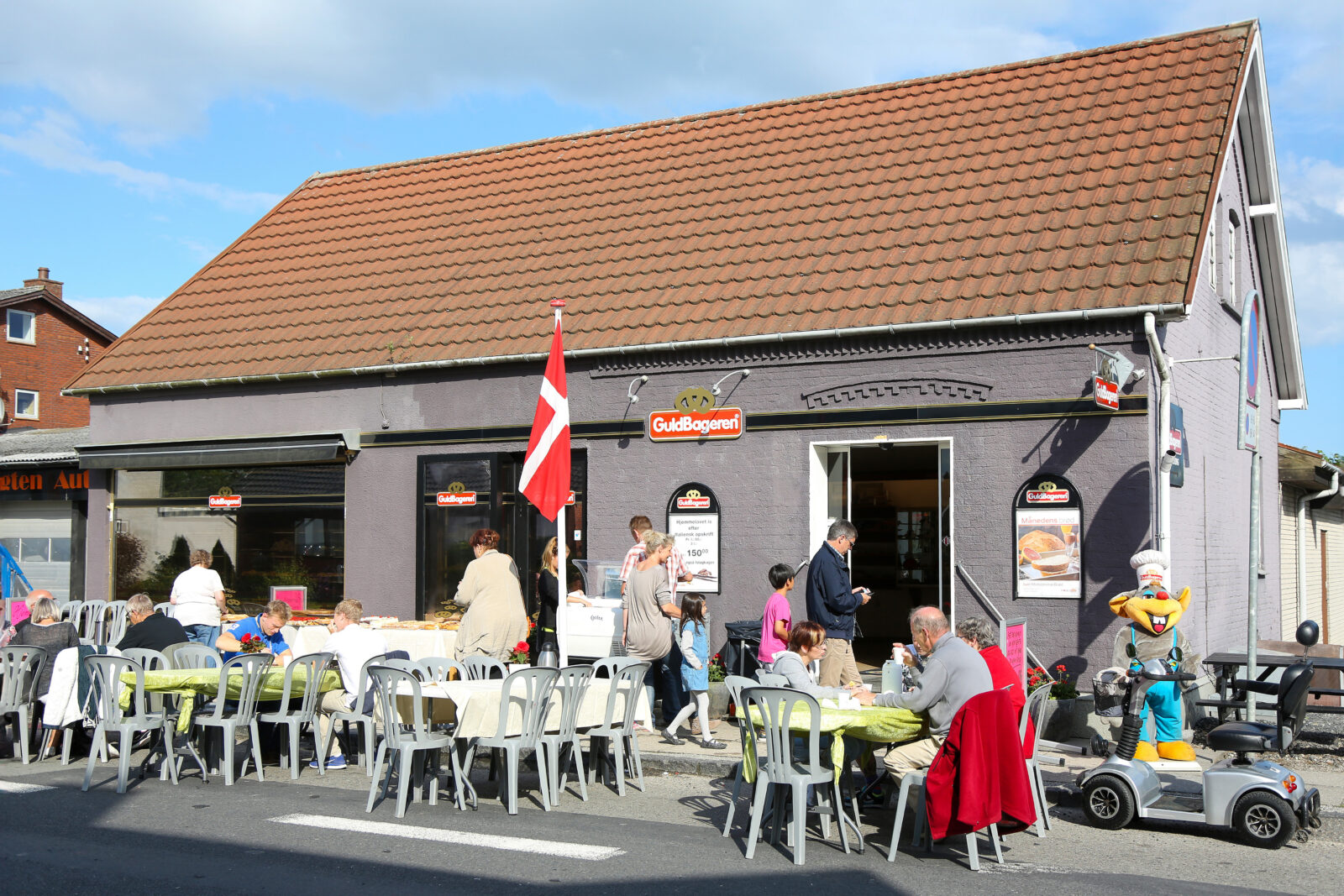 Løgtenbageren med fortovsservering under Løgtenløbet i 2012