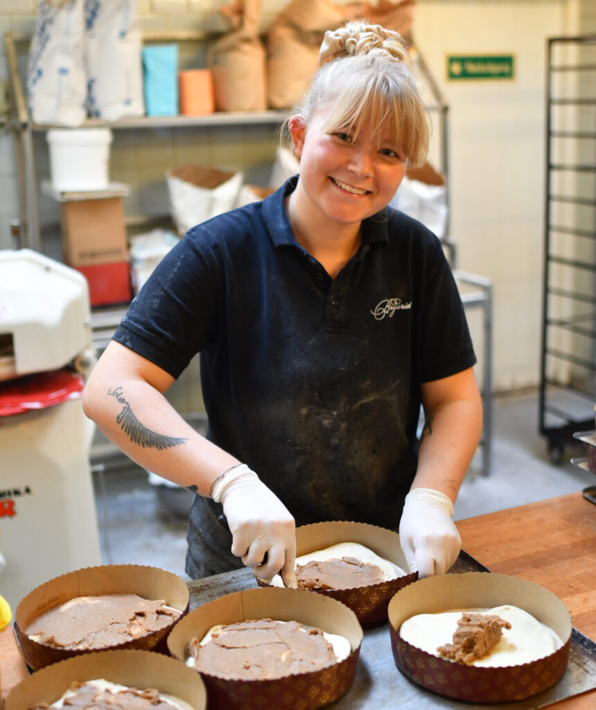 Julie Kierkegaard var en af Løgten bageriets mange friskbagte lærlinge. I 2023 vandt hun en fornem 2. plads i Europamesterskaberne i Skills.