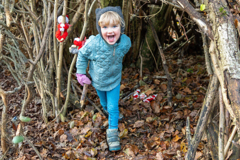 ”Det er den her vej,” jubler Thora og fortsætter med at finde flere af de små nisser, der viser vej på nissestien.
