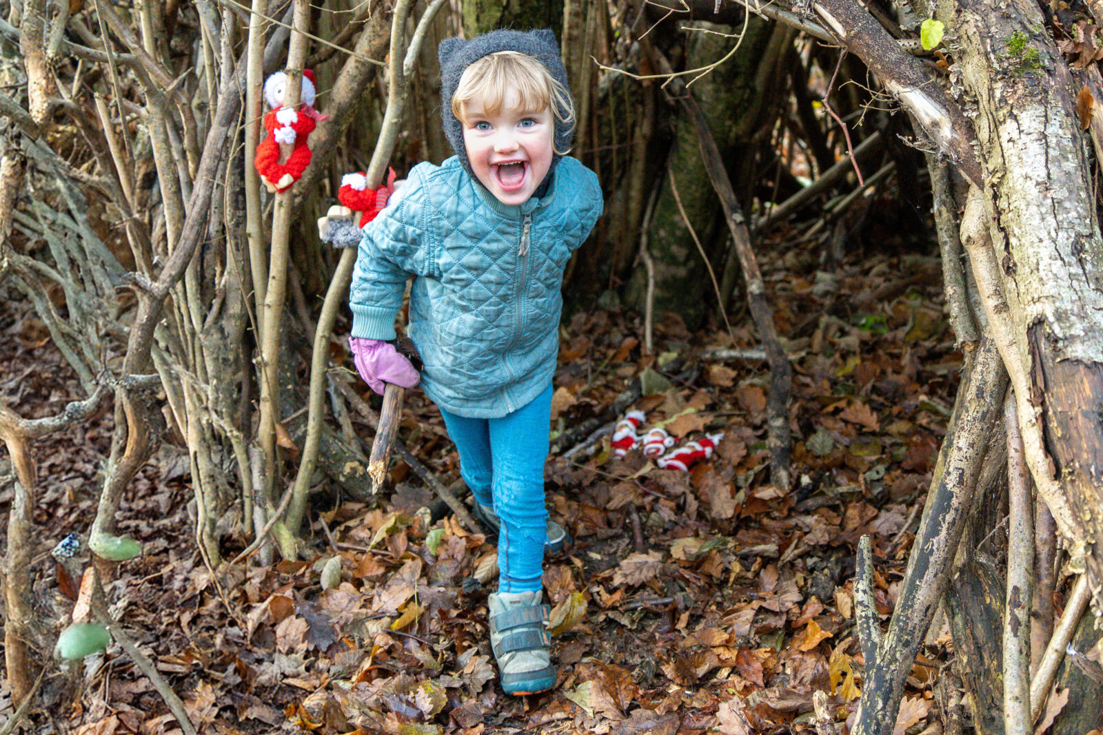 ”Det er den her vej,” jubler Thora og fortsætter med at finde flere af de små nisser, der viser vej på nissestien.